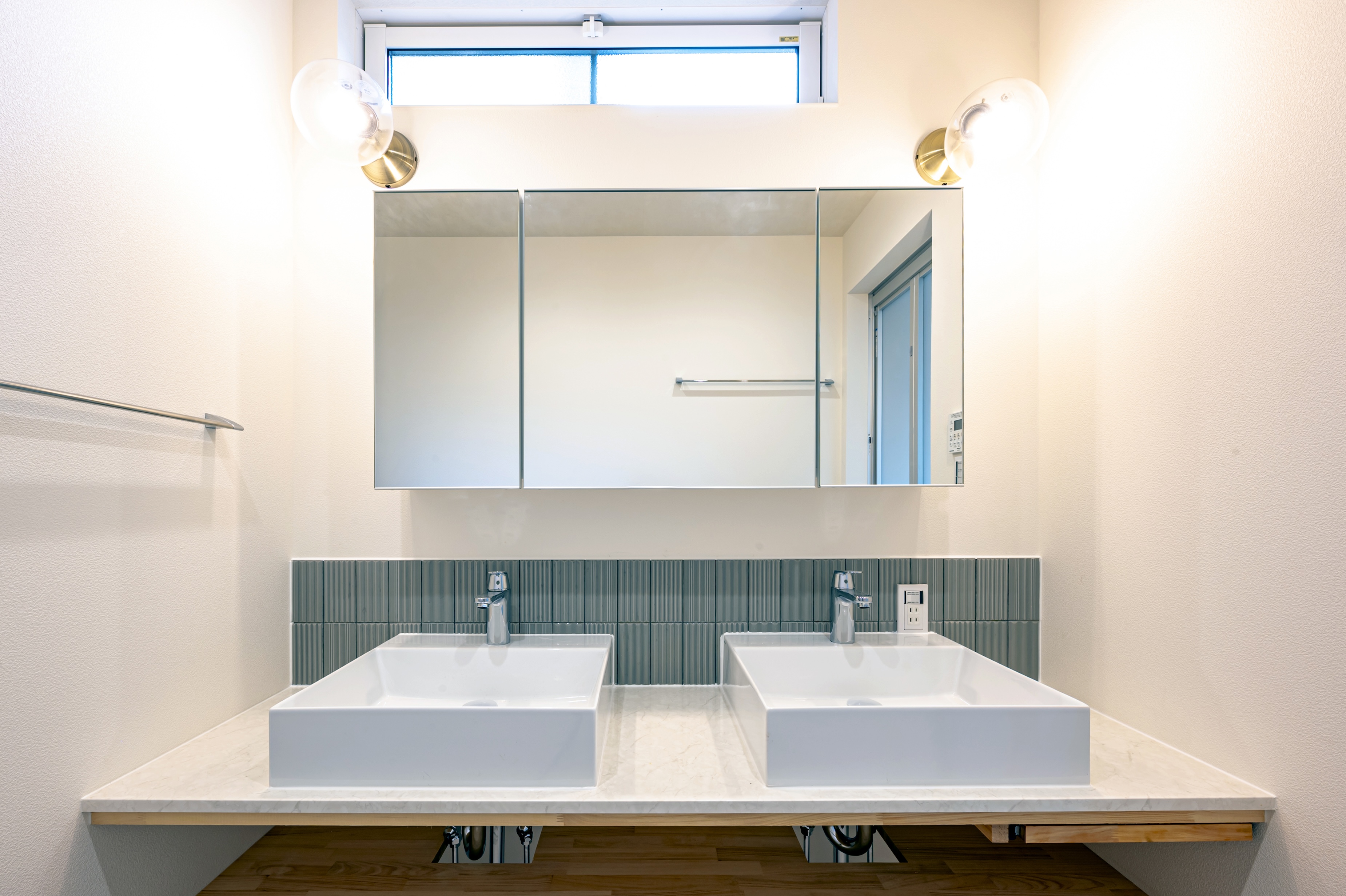 モルタル塗り壁とタイル貼りのモダンハウス