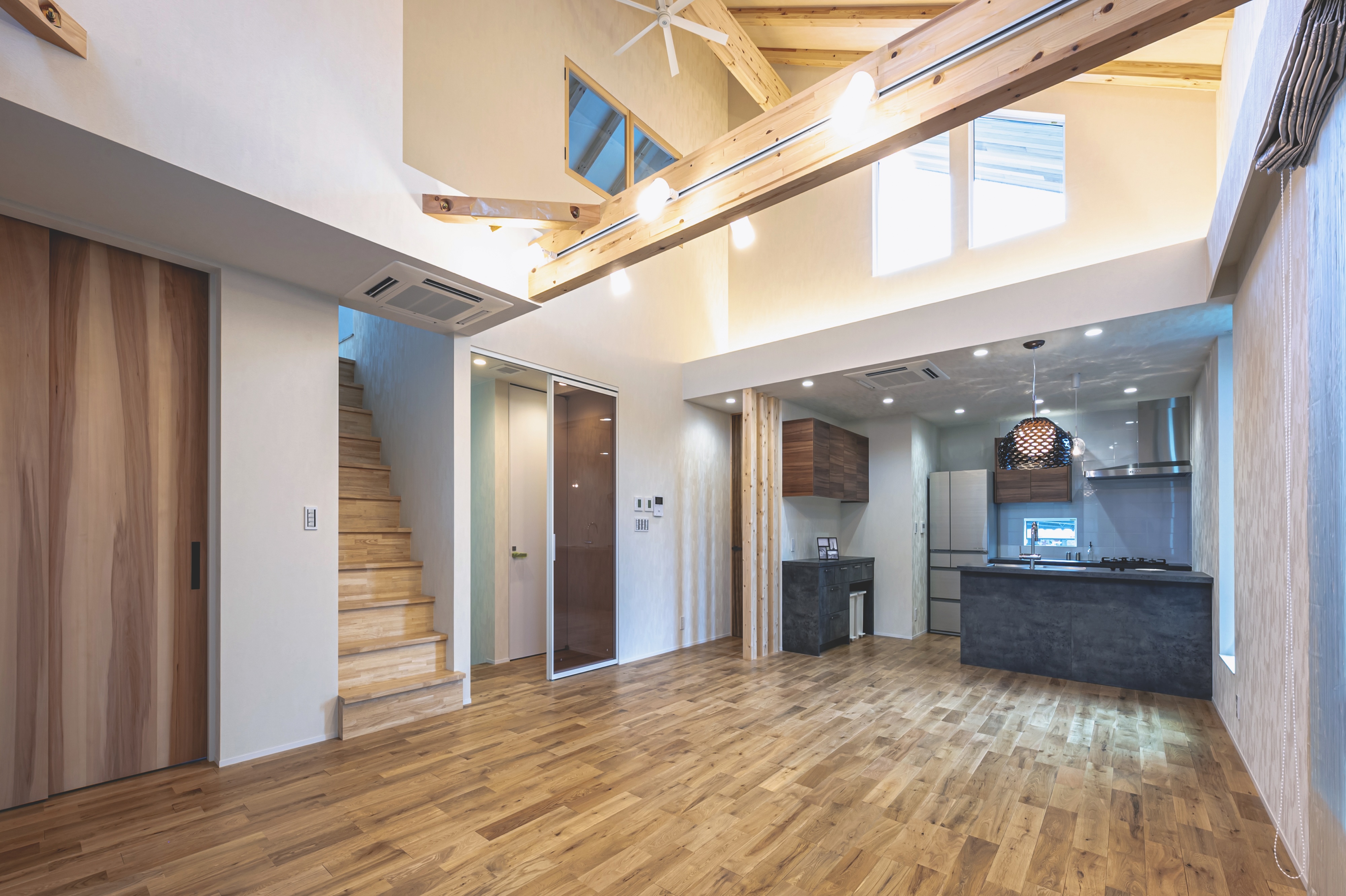 モルタル塗り壁とタイル貼りのモダンハウス