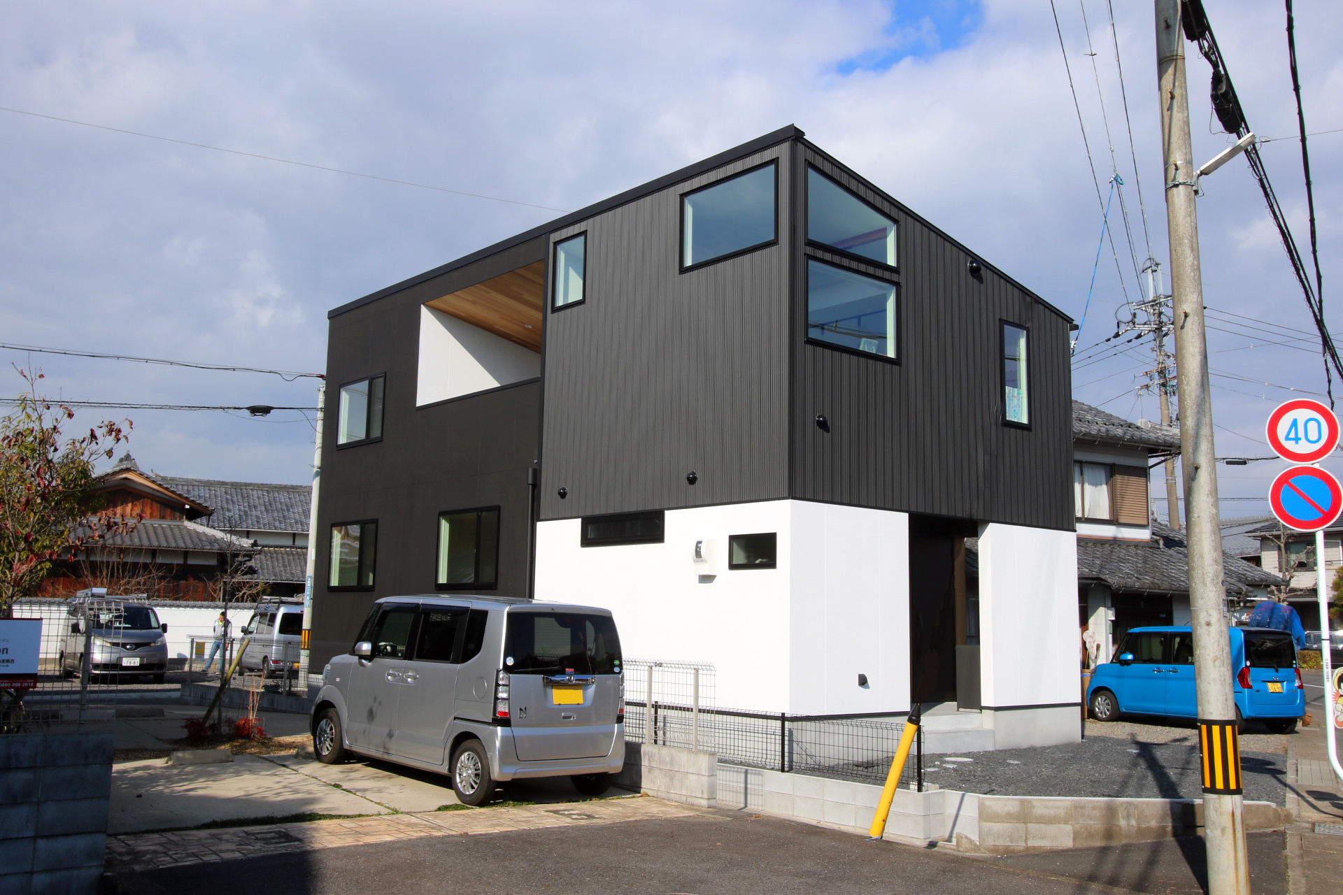 黒ガルバの外壁と曲線ウッドウォールが映える家