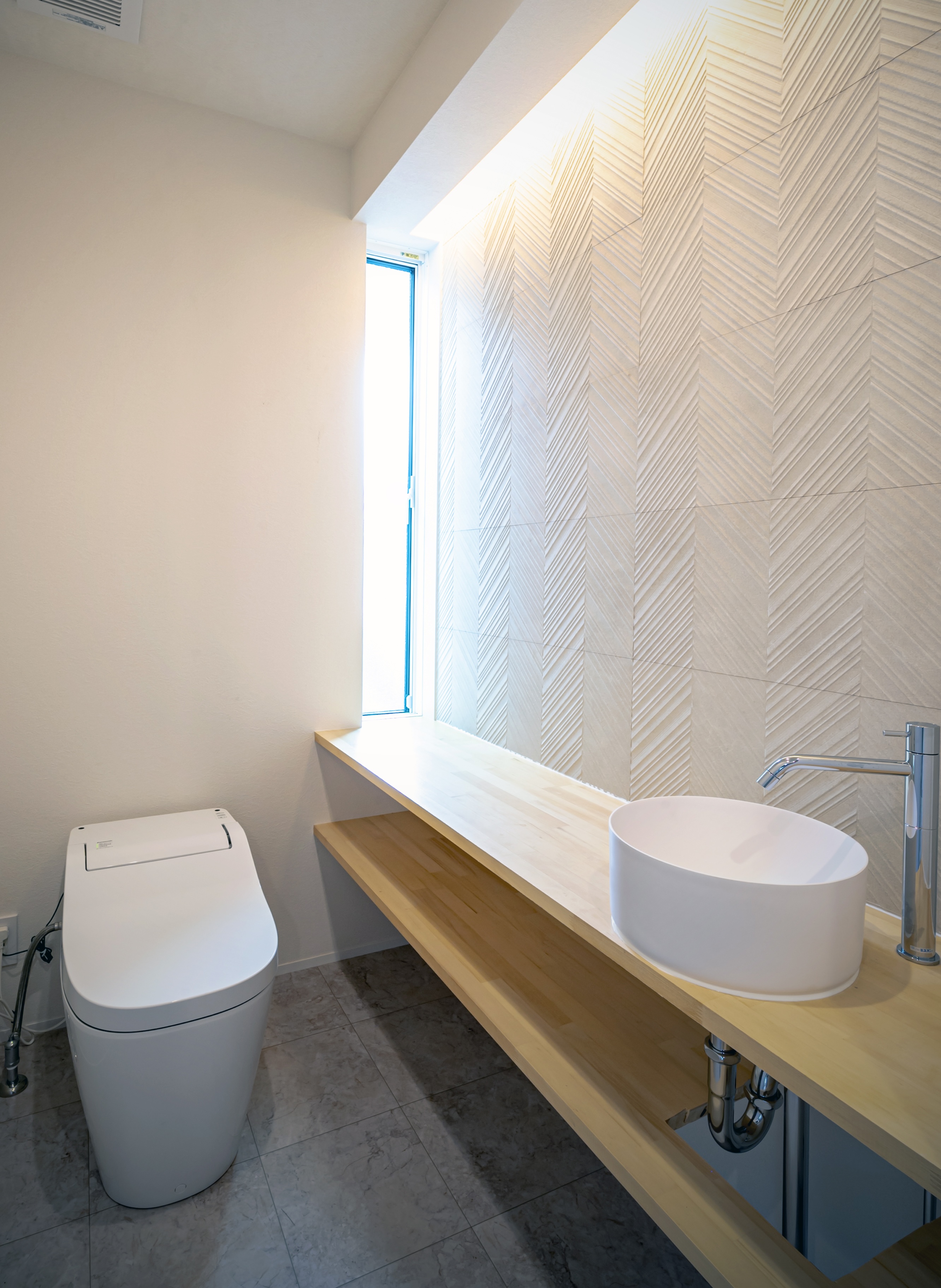 モルタル塗り壁とタイル貼りのモダンハウス