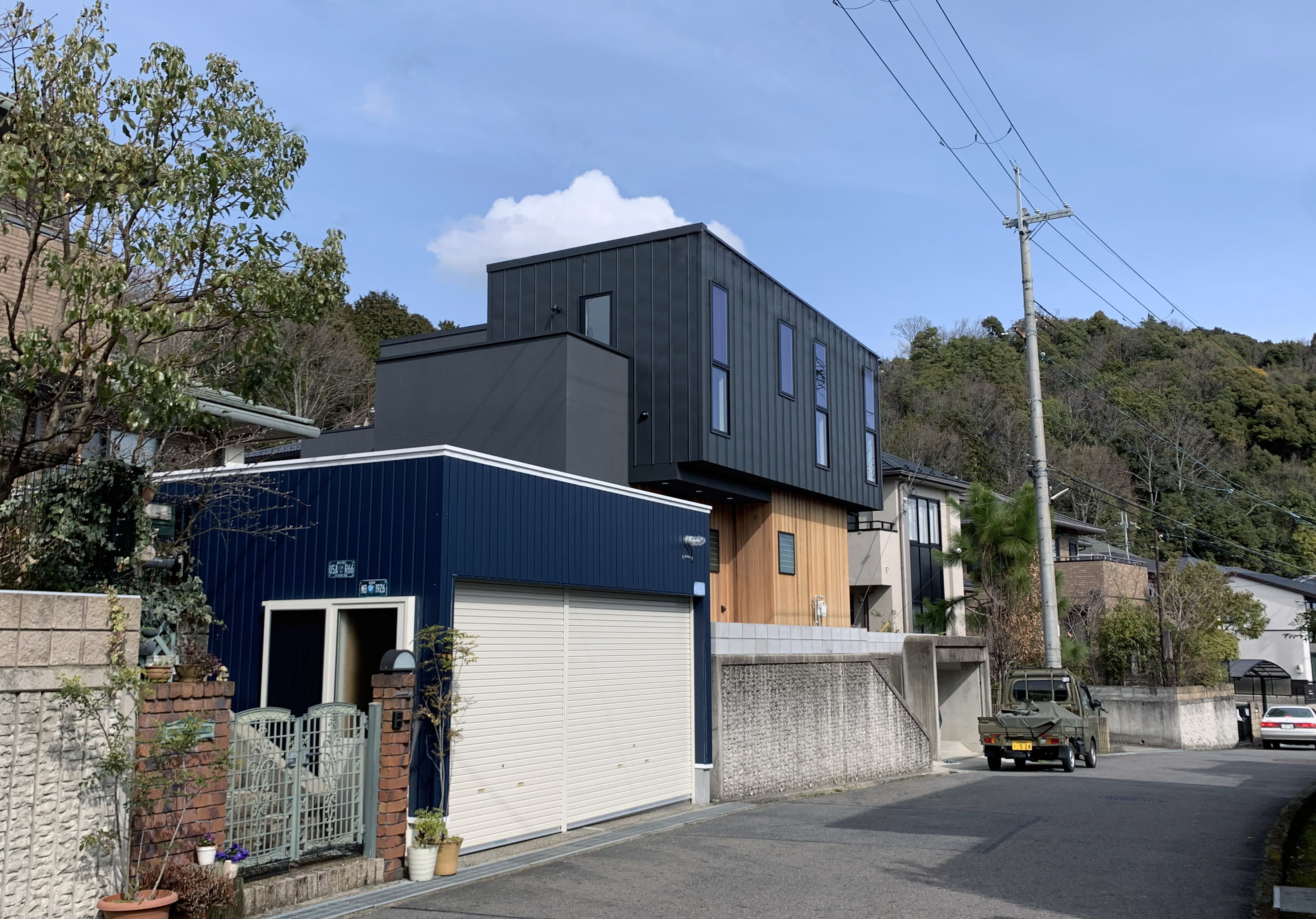 黒ガルバと木壁の家