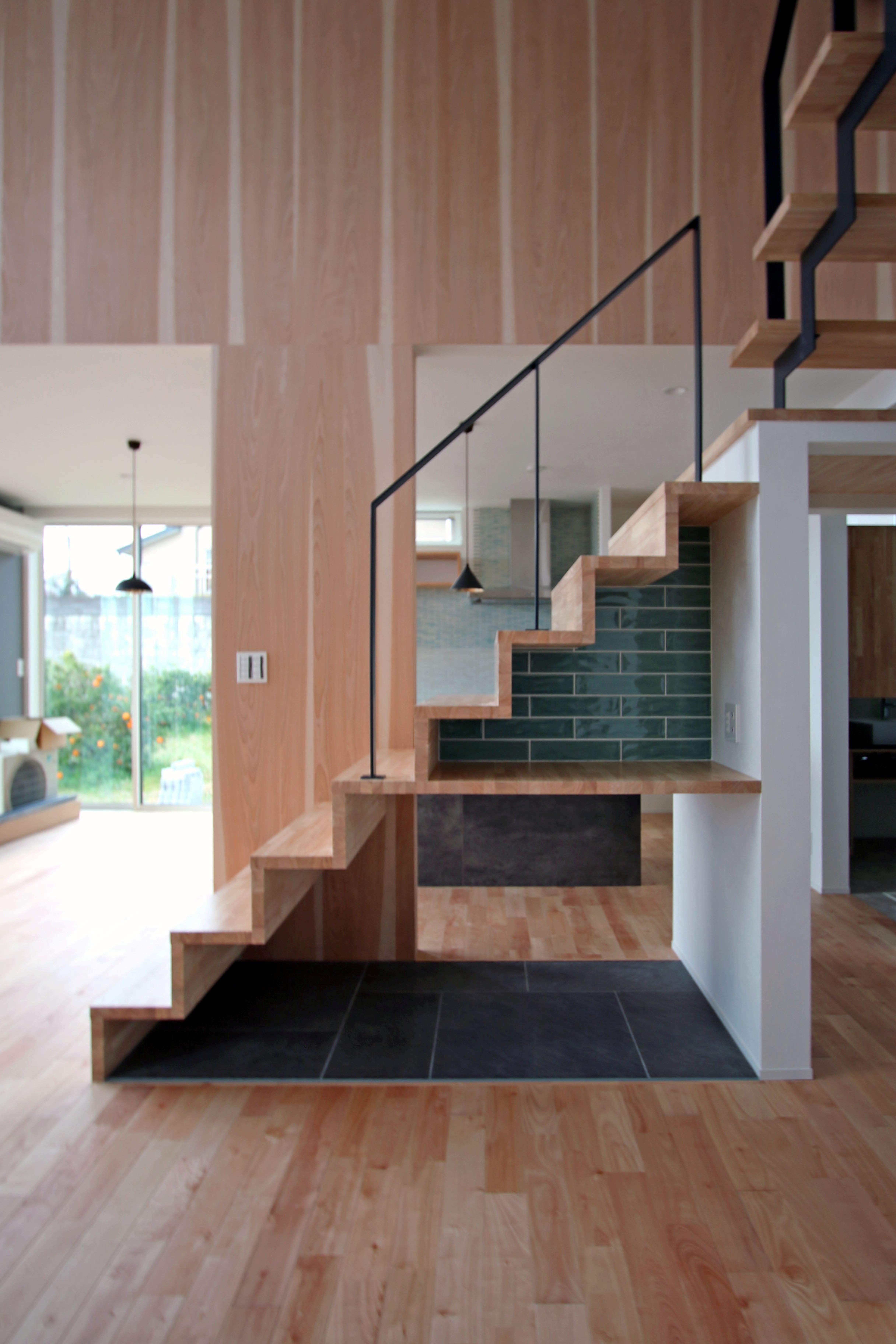 蒼ガルバリウムと白モルタル塗り壁のコントラストが美しい家