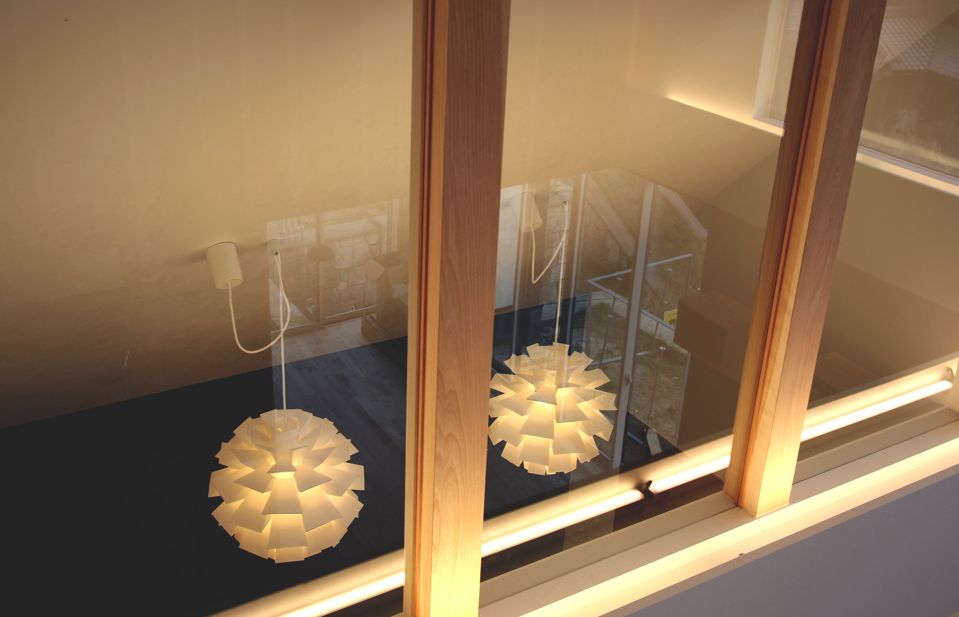 蒼ガルバリウムと白モルタル塗り壁のコントラストが美しい家