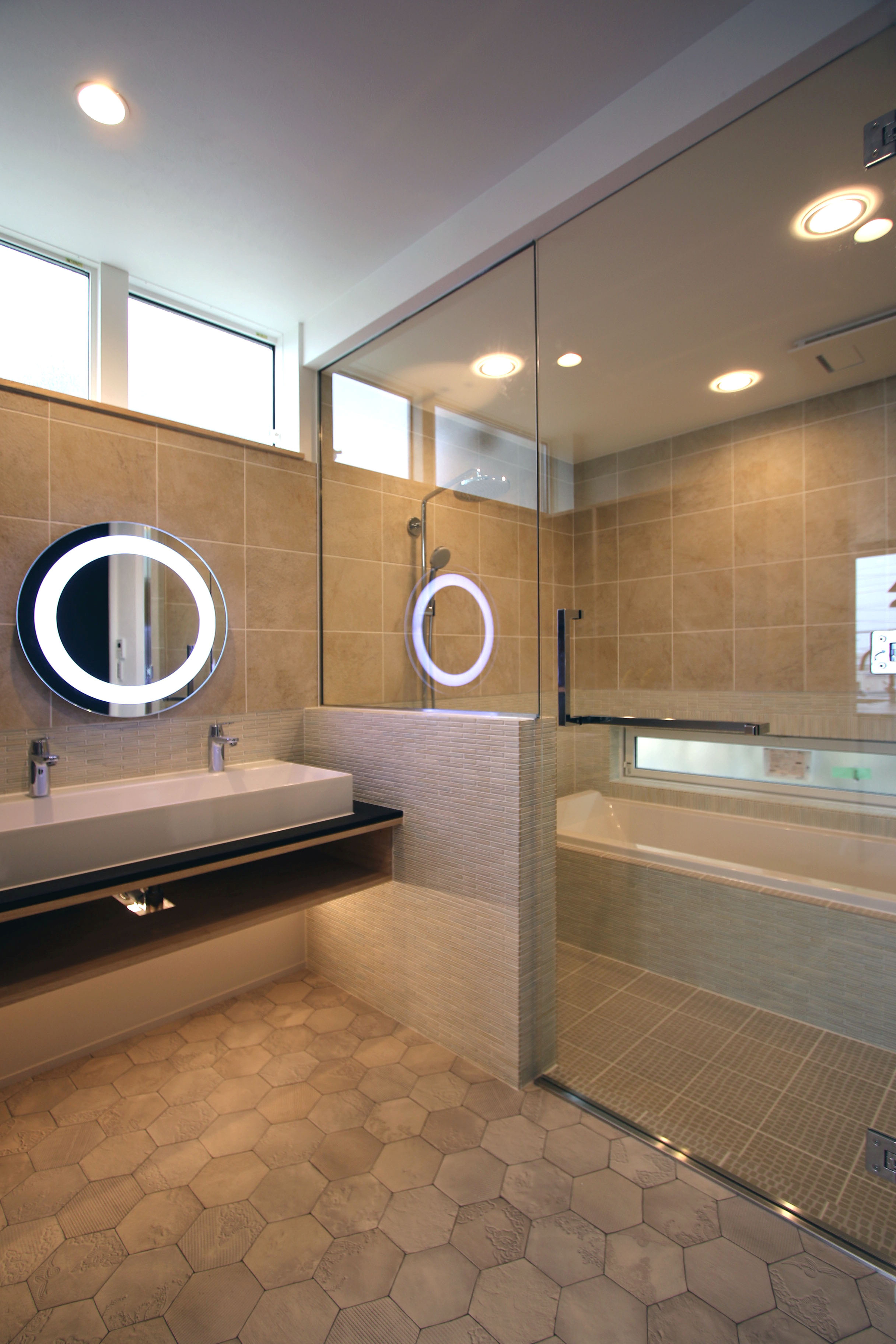 蒼ガルバリウムと白モルタル塗り壁のコントラストが美しい家