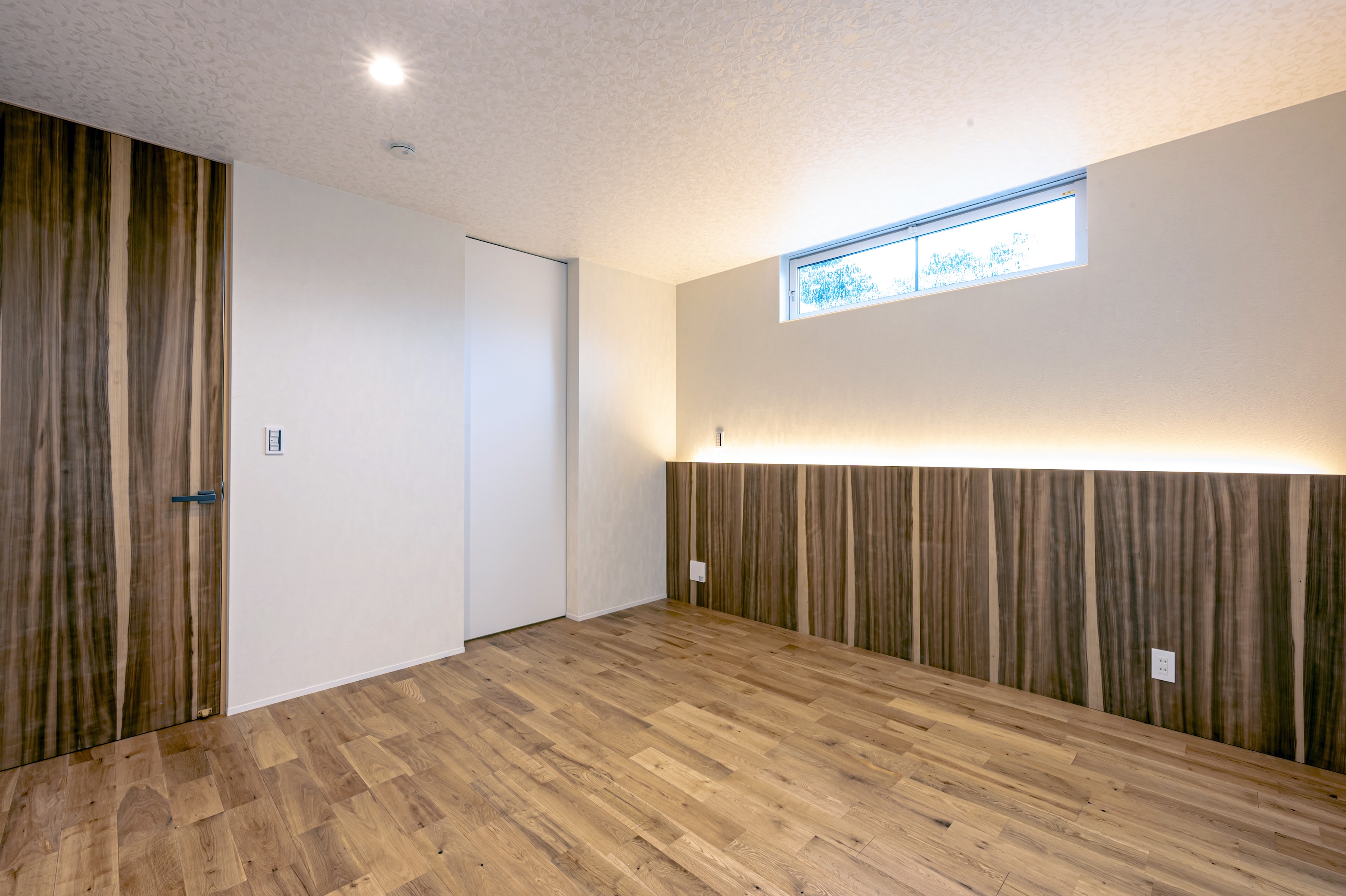 モルタル塗り壁とタイル貼りのモダンハウス