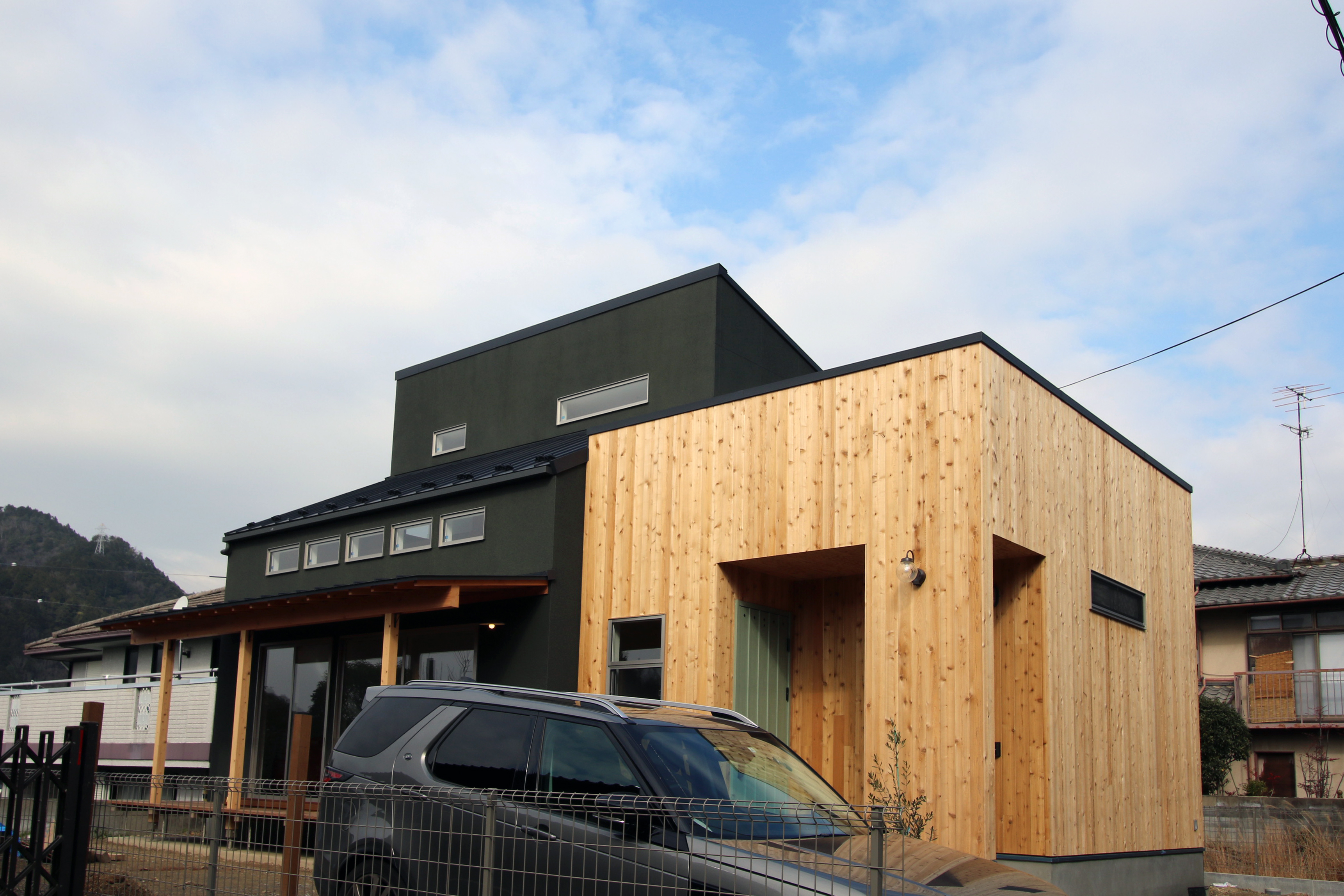 空の蒼と森の緑を借景に佇む小さな家