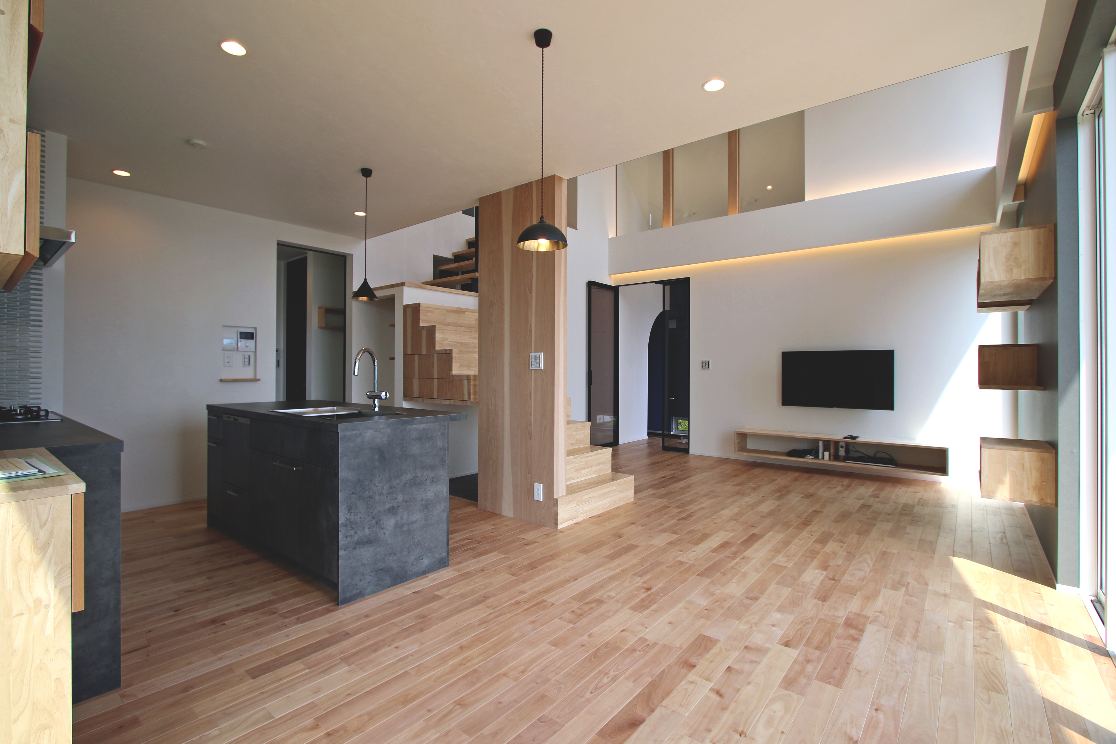 蒼ガルバリウムと白モルタル塗り壁のコントラストが美しい家