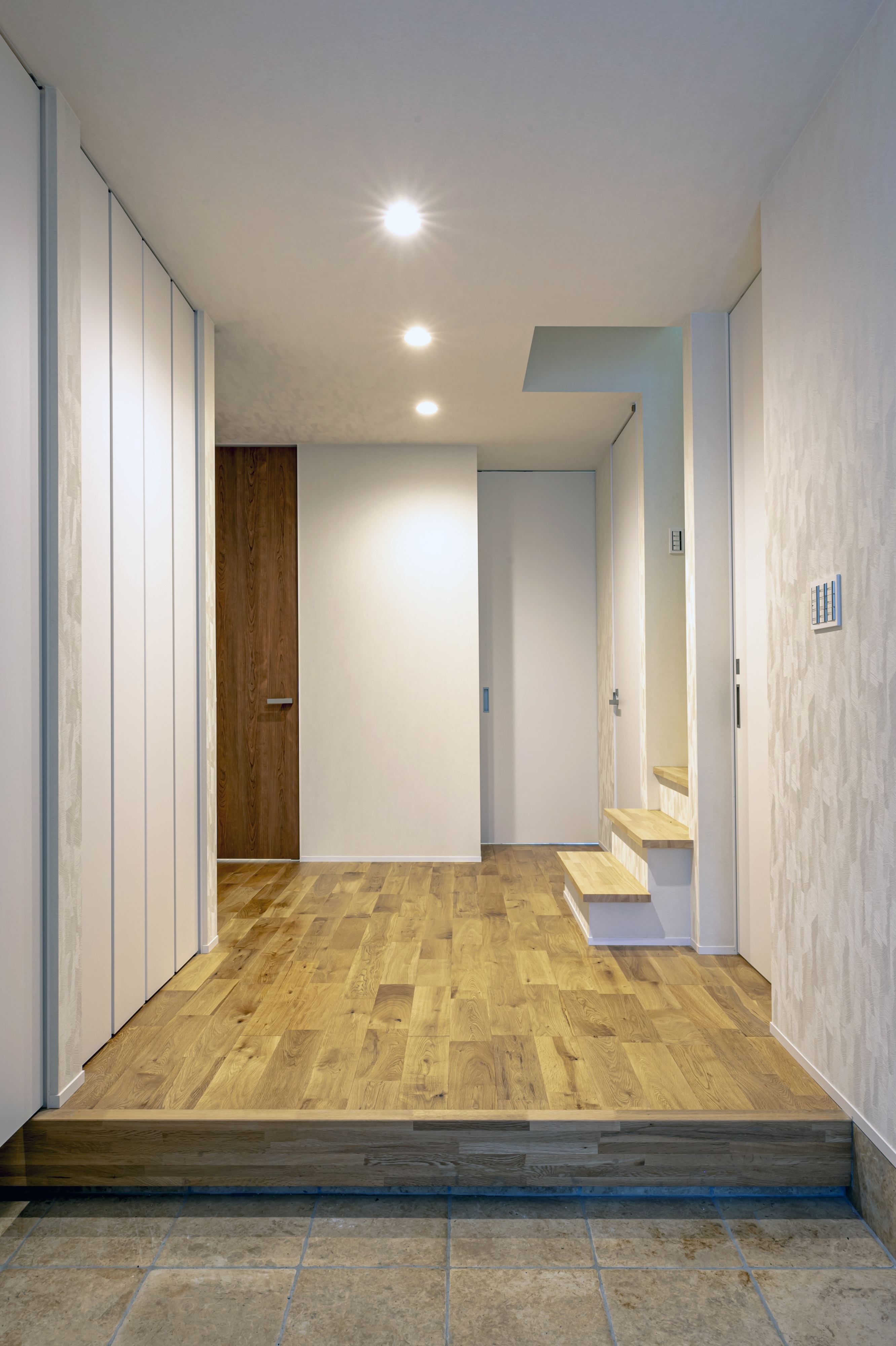 モルタル塗り壁とタイル貼りのモダンハウス