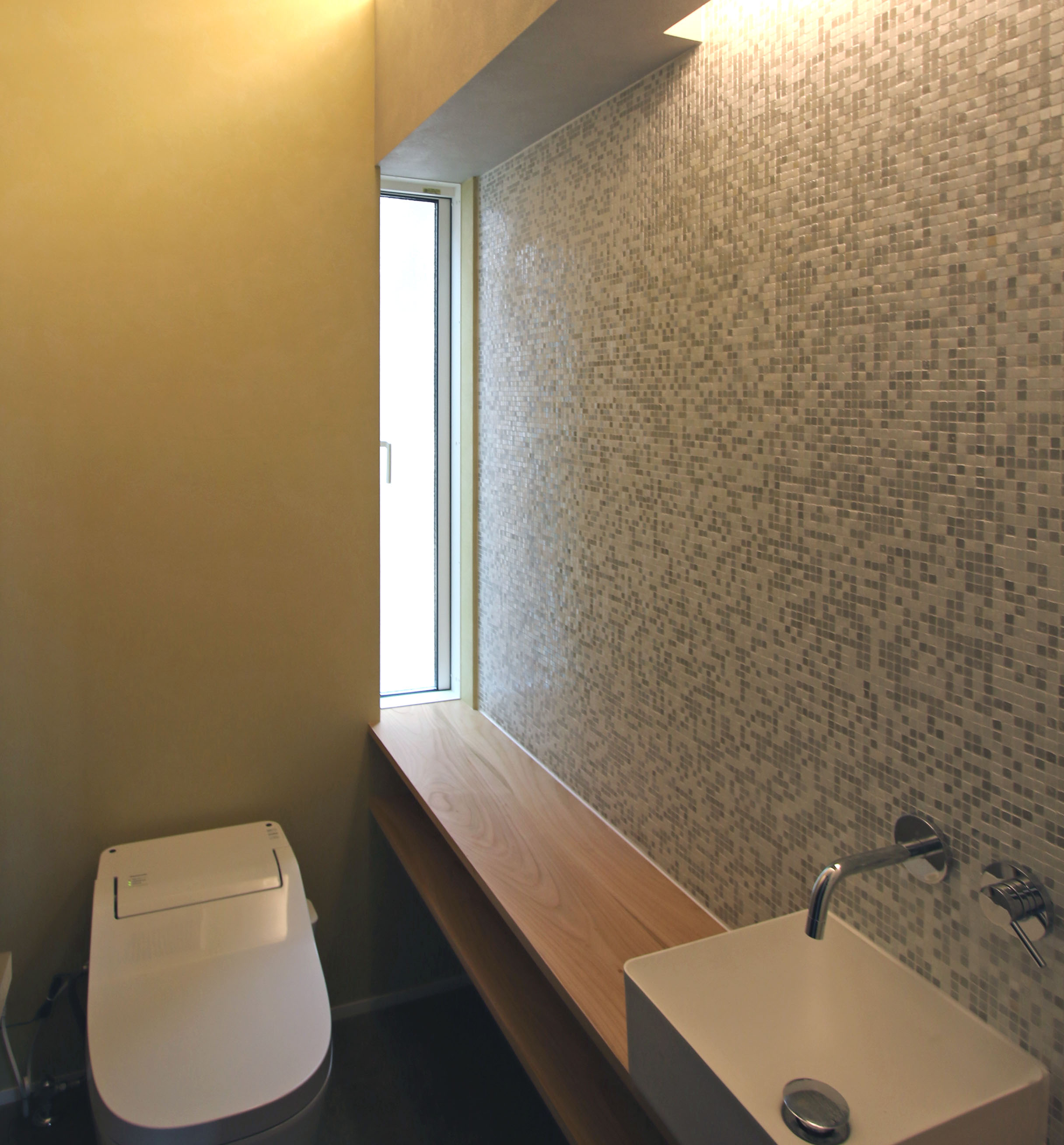 蒼ガルバリウムと白モルタル塗り壁のコントラストが美しい家