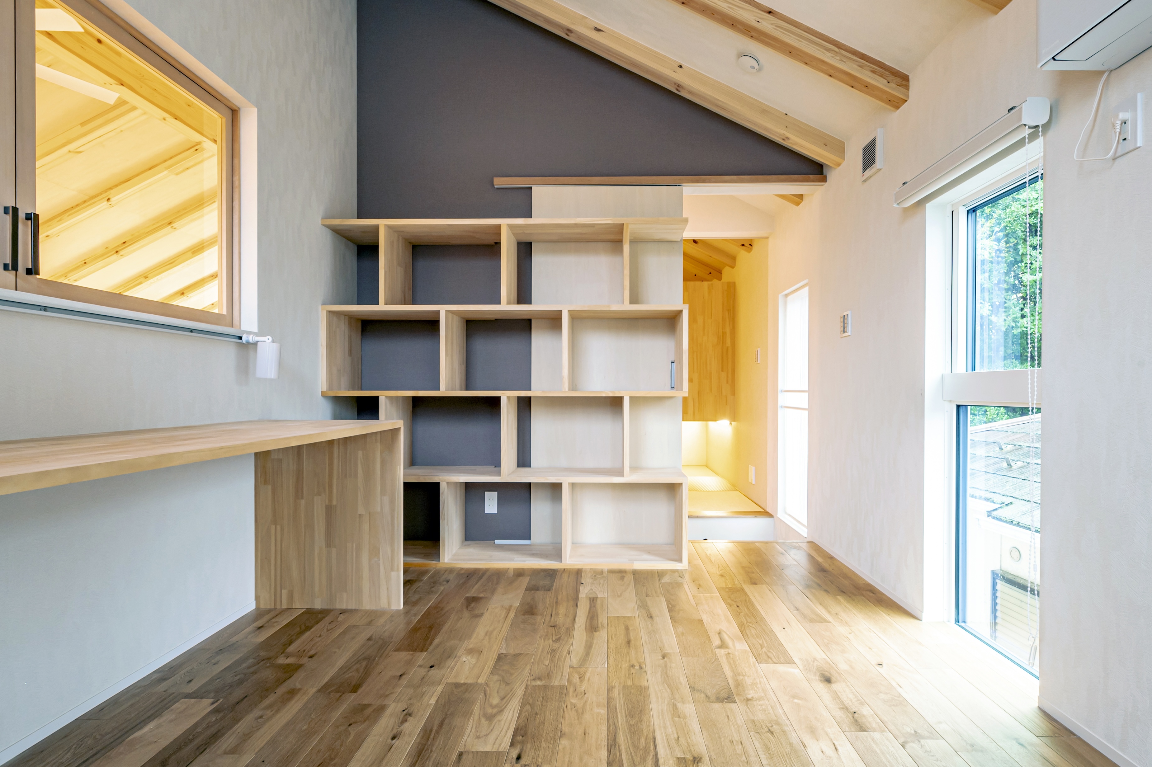 モルタル塗り壁とタイル貼りのモダンハウス