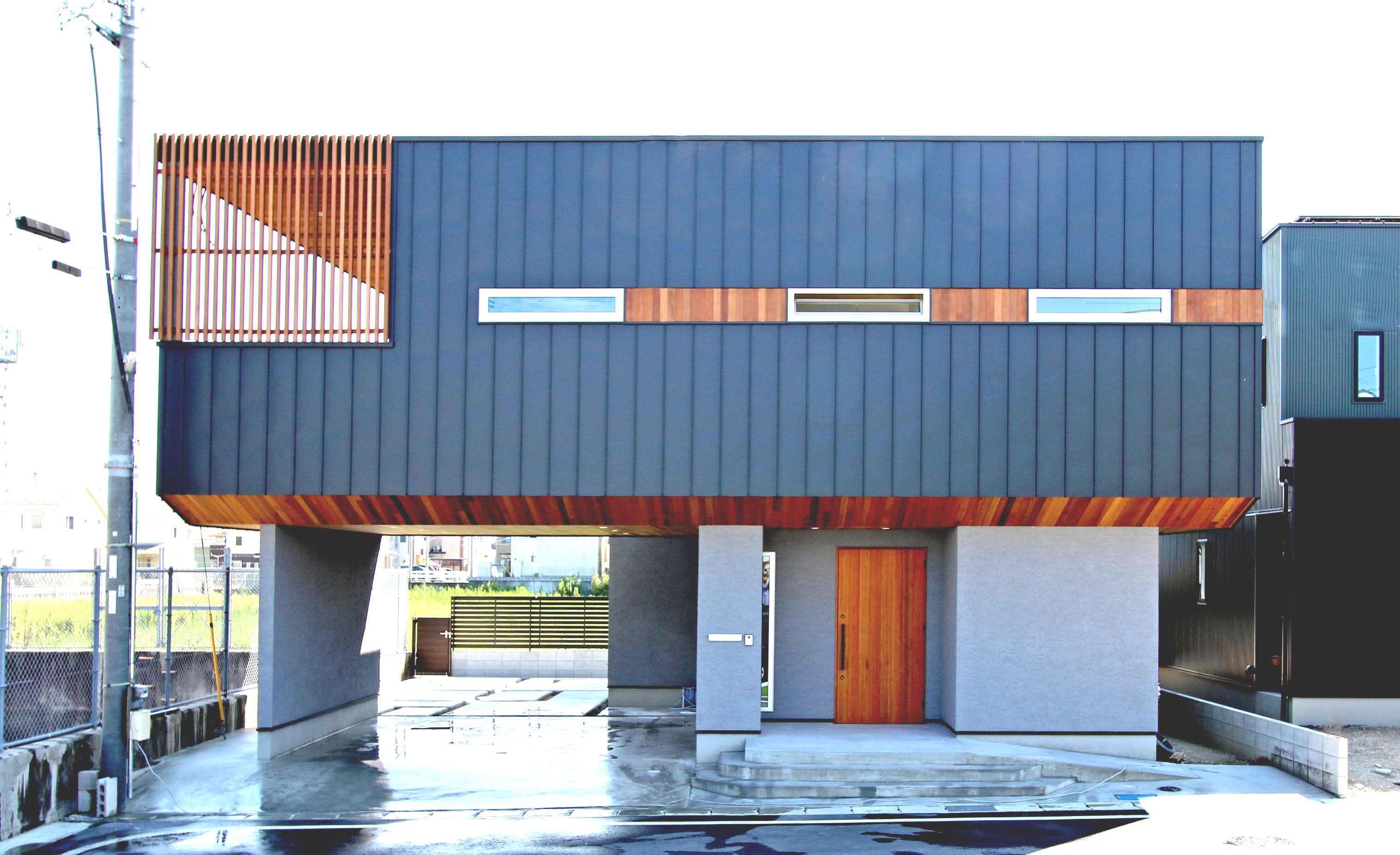 黒ガルバとモルタル塗り壁の家