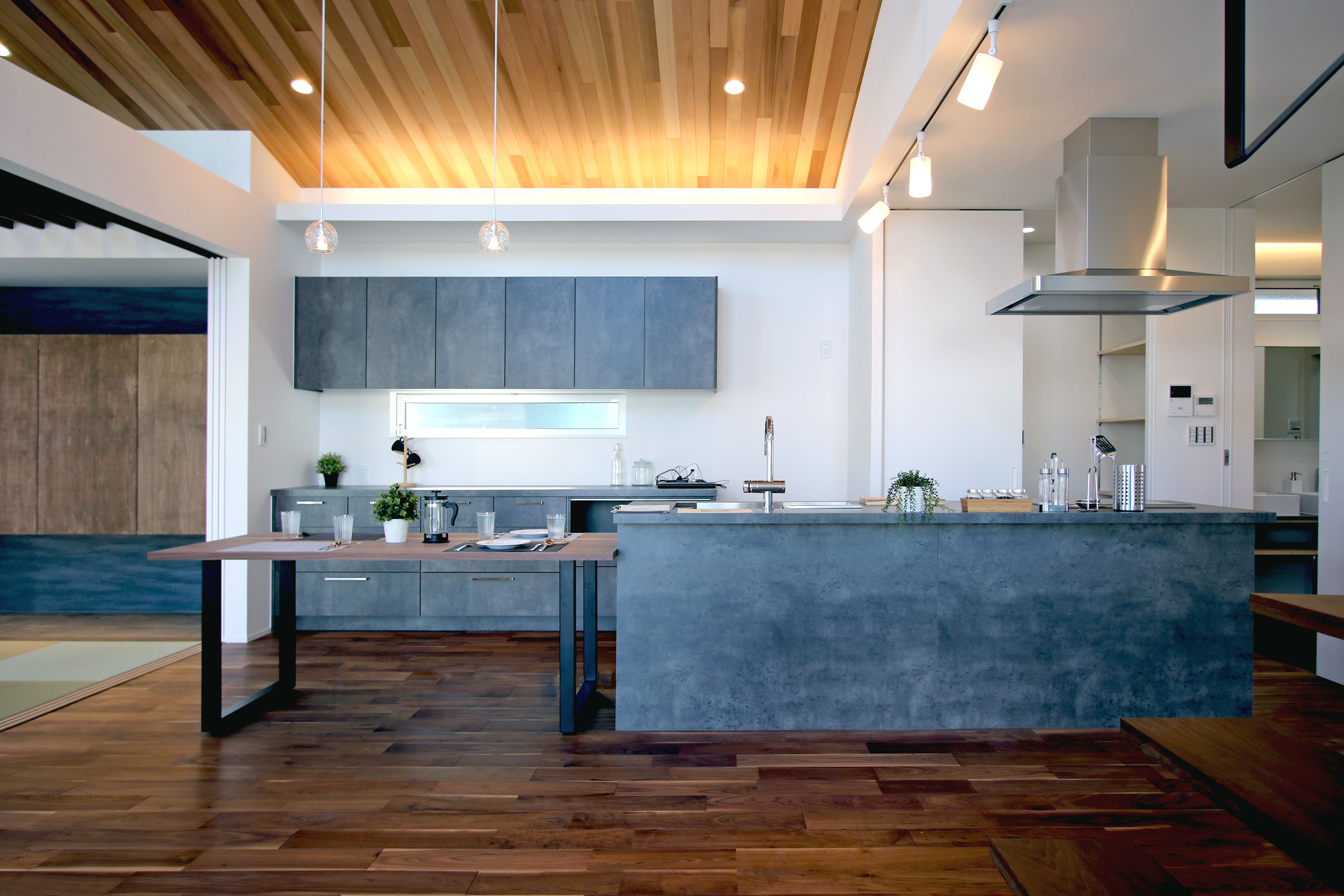 黒ガルバとモルタル塗り壁の家