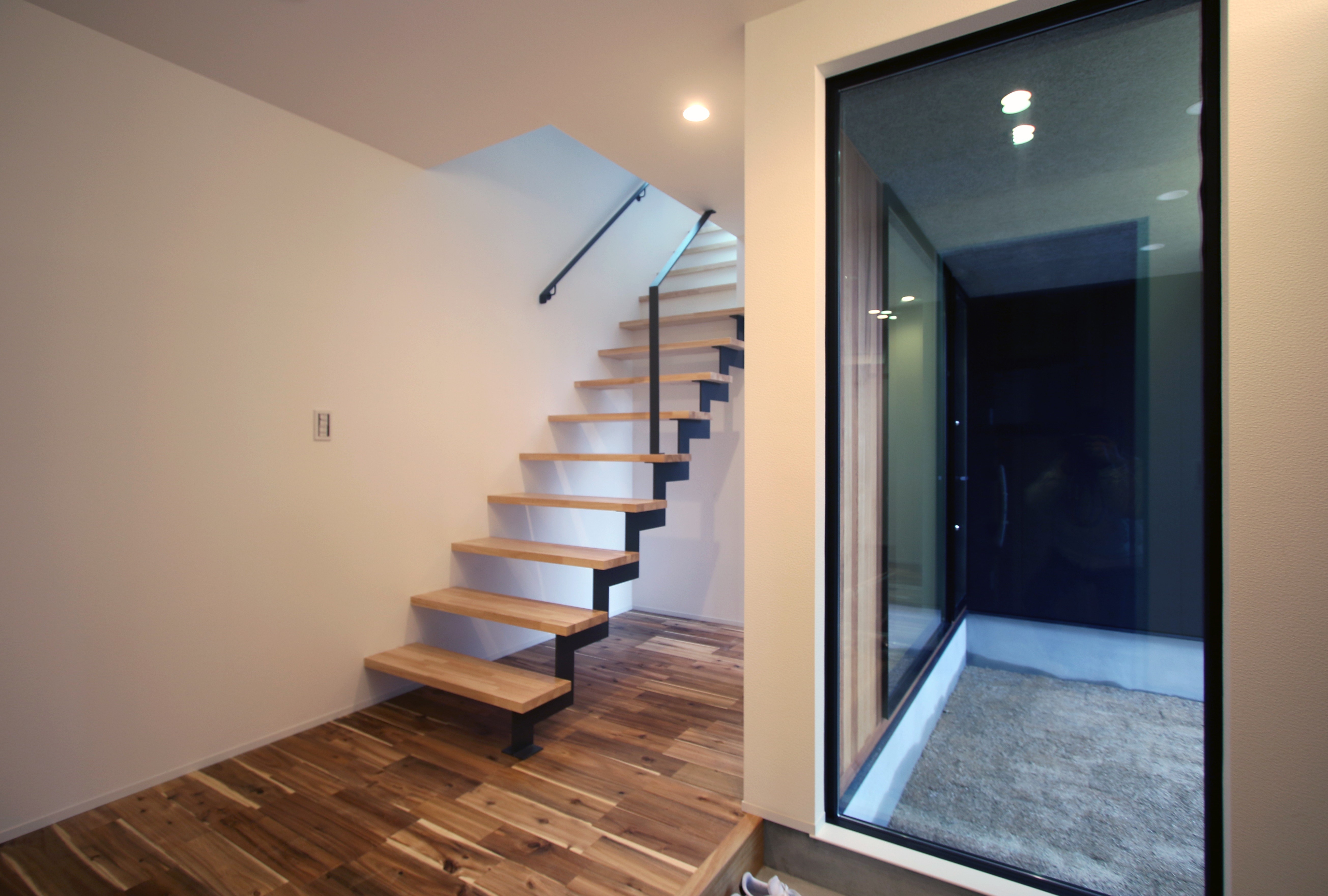 大人シックな黒い家