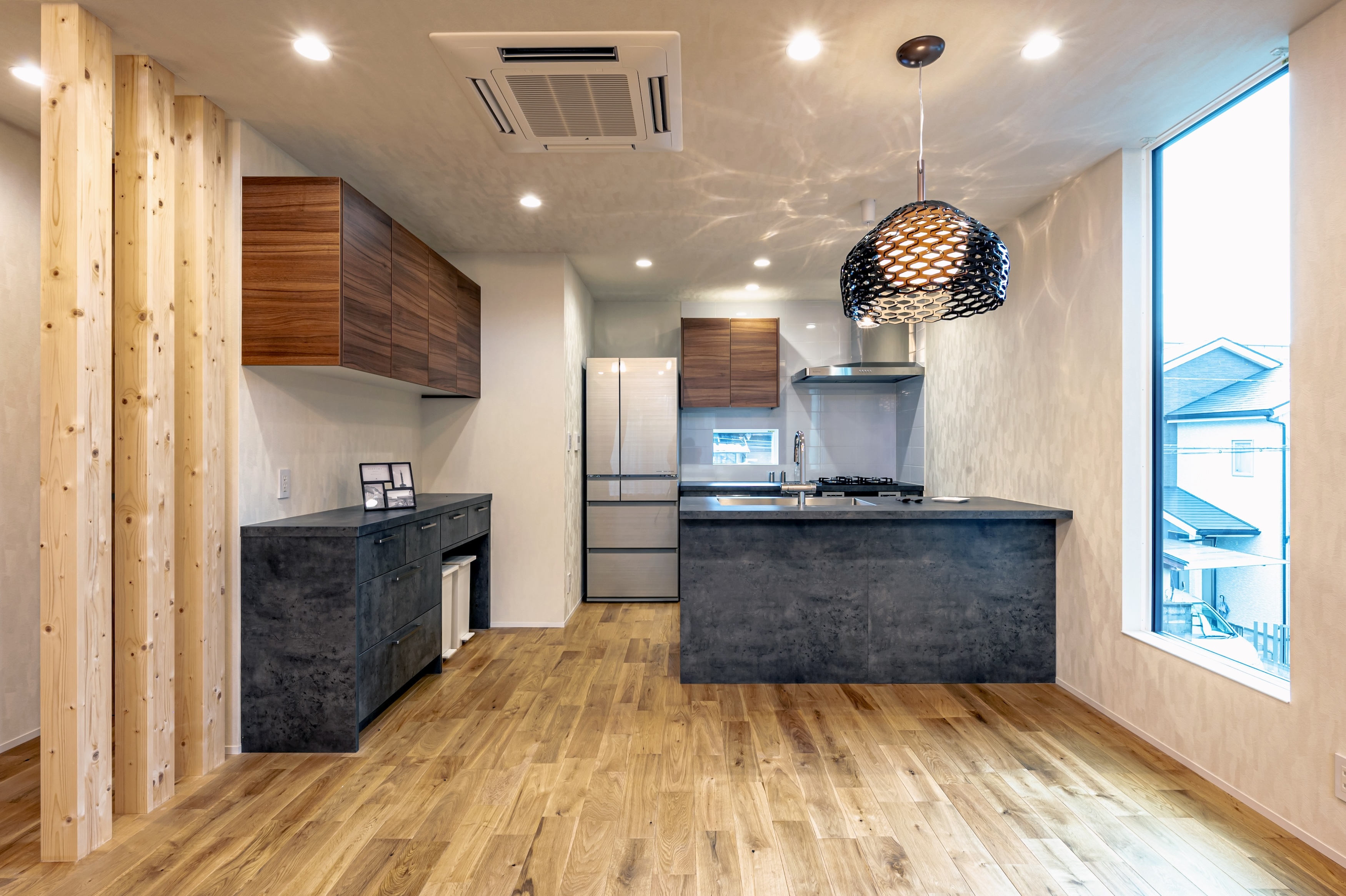 モルタル塗り壁とタイル貼りのモダンハウス